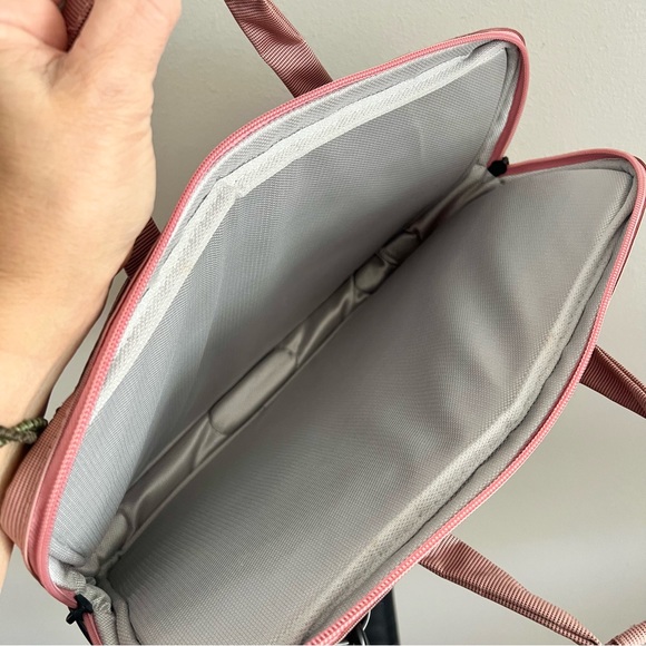 Tucano soft pink laptop bag called “Workout Cable Out” good condition - Picture 14 of 16